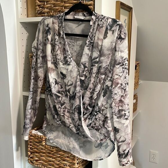 EUC H&M Gray Flora V-Neck Wrap Blouse Size 6/S - Picture 3 of 9